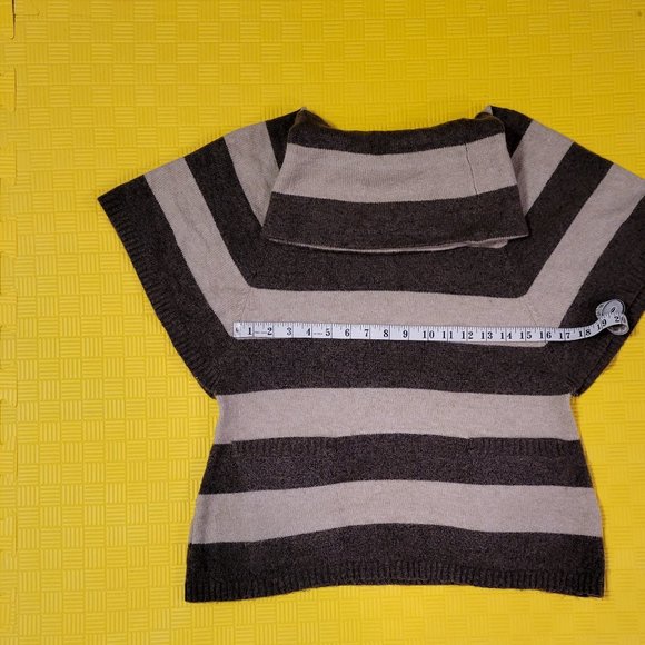 *HOST PICK* GOOD CONDITION sweater - Picture 2 of 4